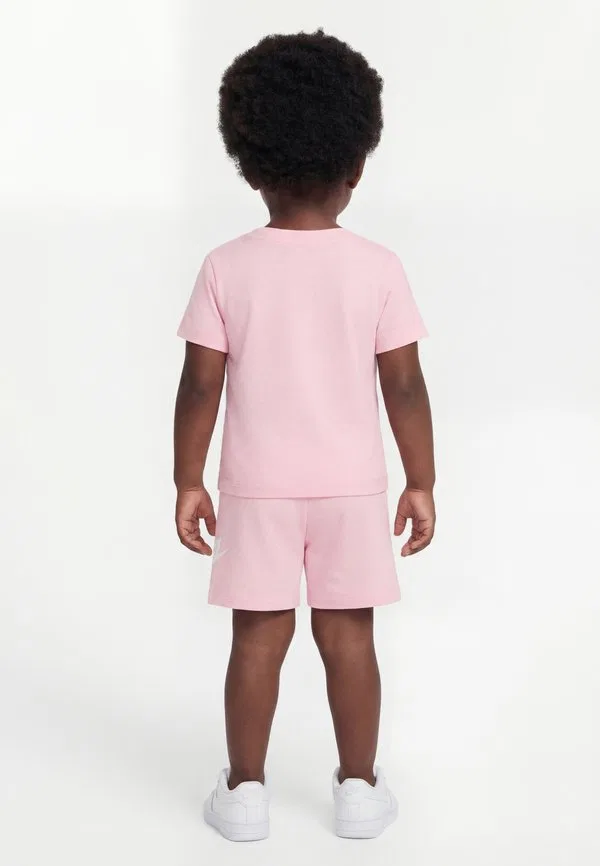 Футболка с клубным принтом Nike Sportswear, Medium Soft Pink — фото 2