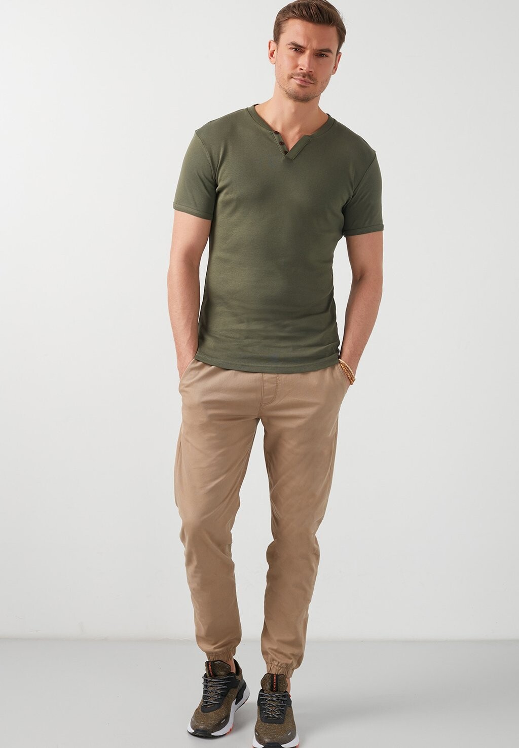 

Базовая футболка V-Neck Buratti, хаки