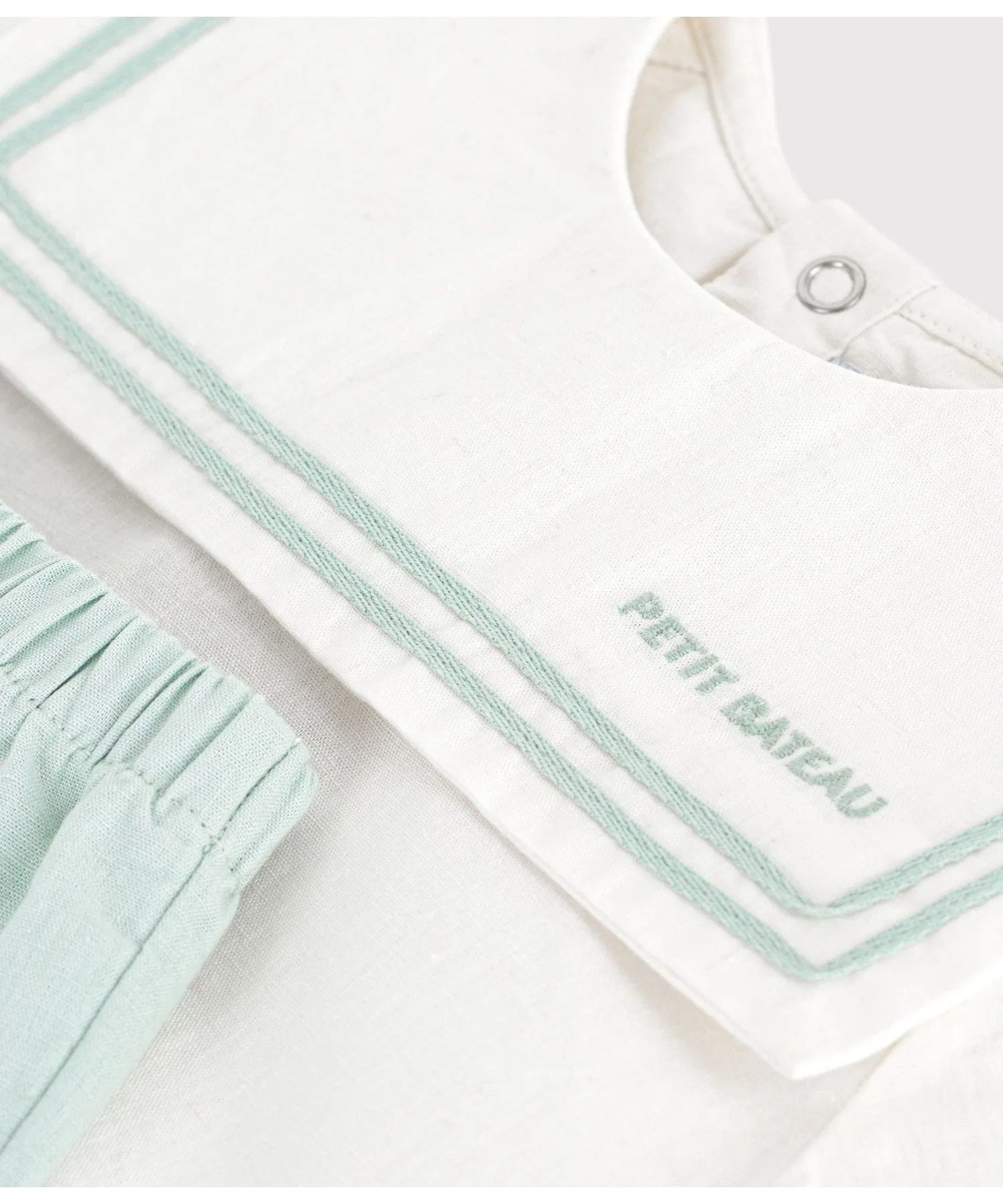 Детский комплект футболка с воротником и брюки PETIT BATEAU бело-зелёный — фото 4