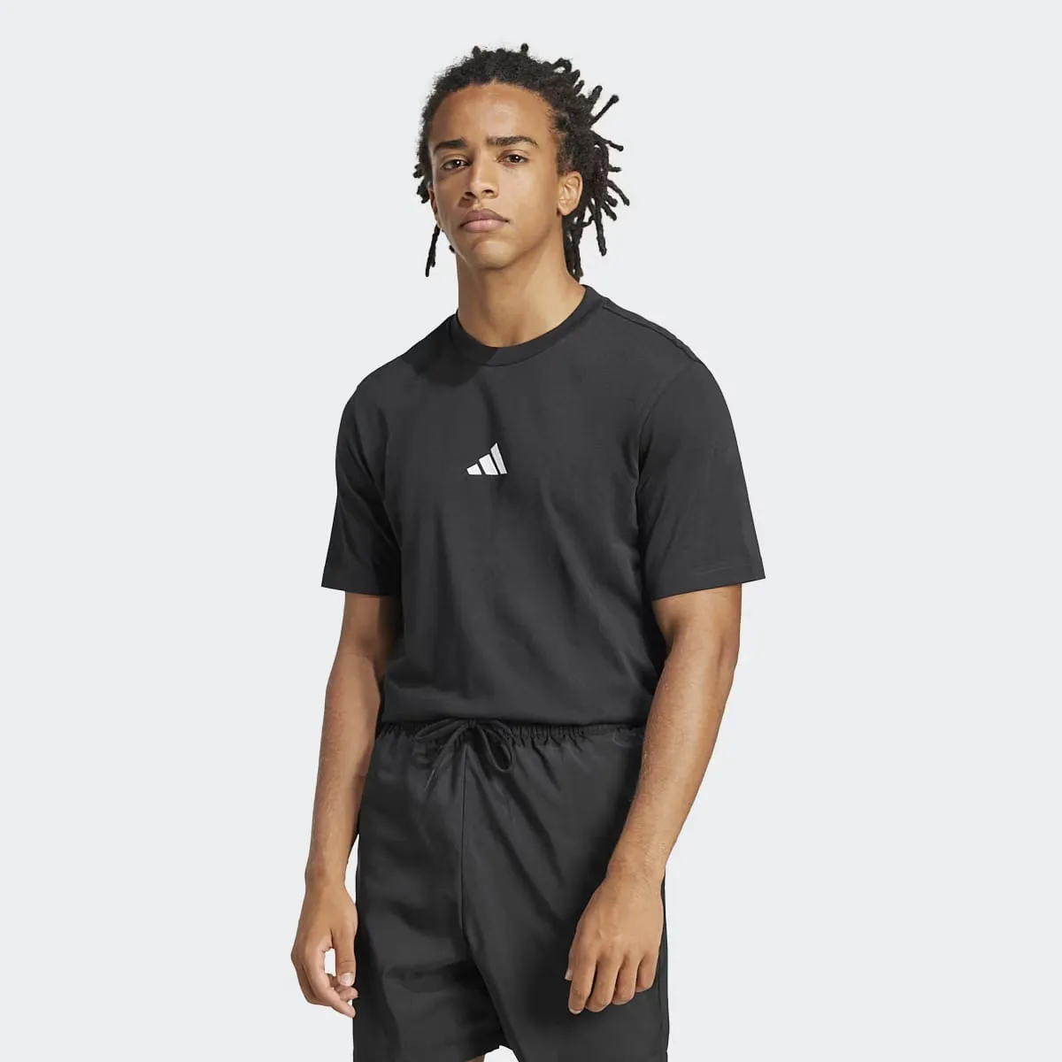 

Мужские Essentials Маленький Логотип Одинарный Джерси Футболка Adidas, чёрный