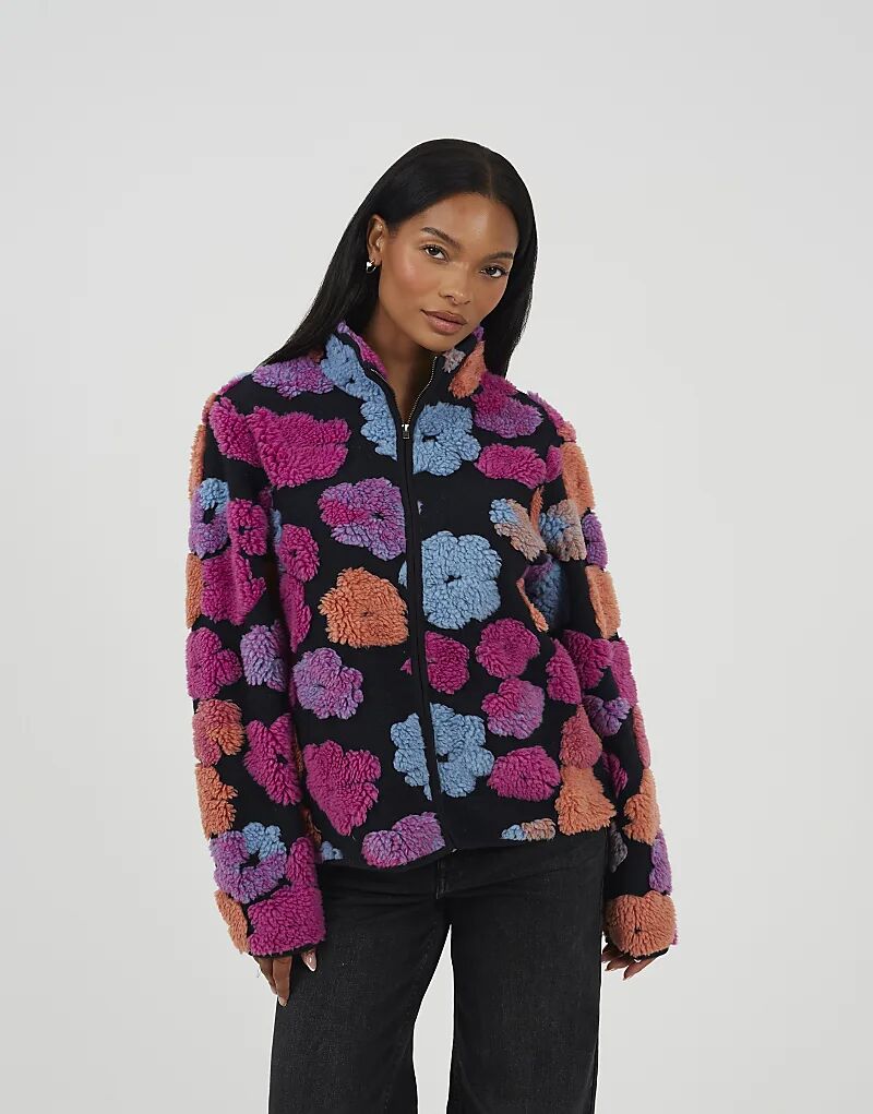 

Храбрая сердцем. Толстовка из шерпа-флиса с тисненым цветочным принтом, черного цвета, застегивается на молнию.