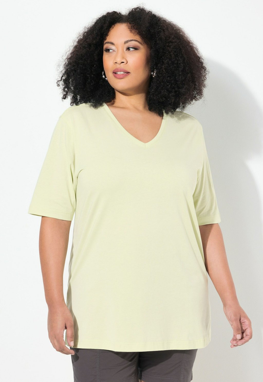 

Базовая футболка PLUS SIZE V NECK TEE Ulla Popken, темно-зеленый