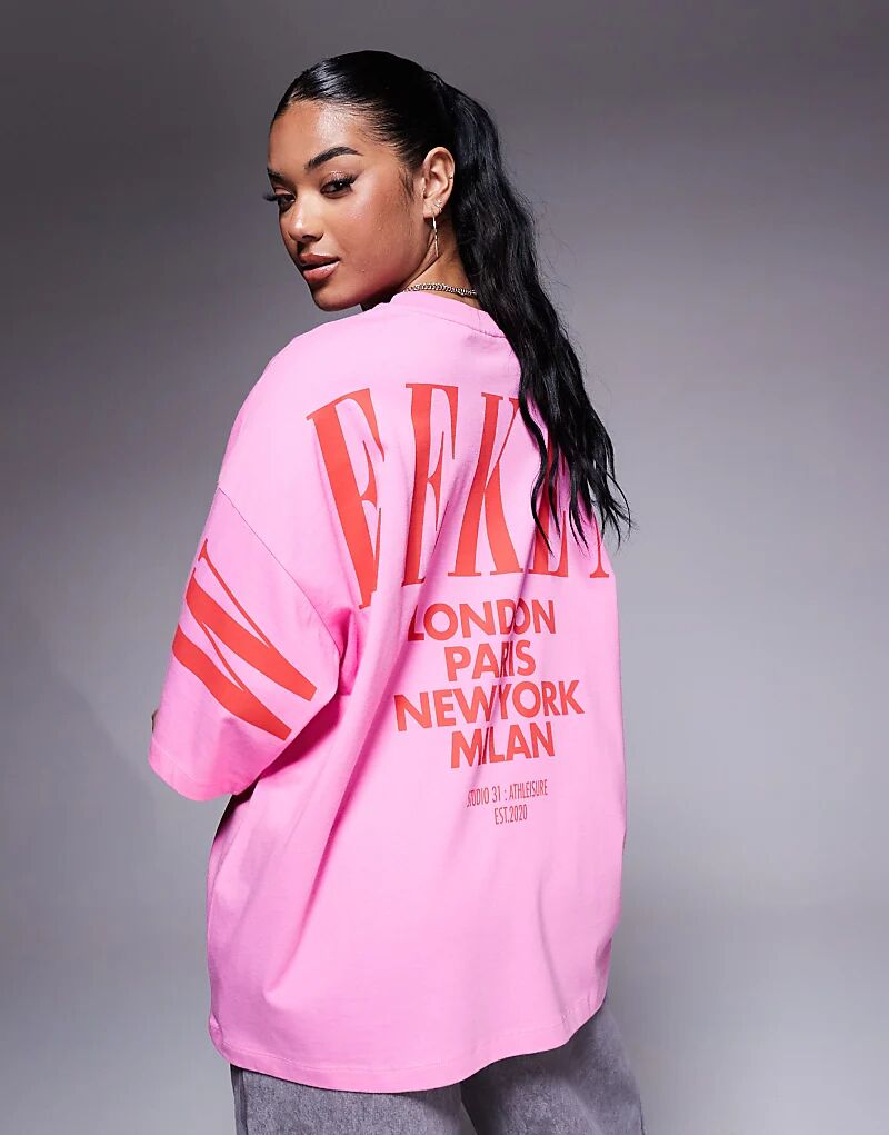 

Weekend Collective – Футболка премиум-класса oversize в розово-красных тонах с логотипом бренда на спине. ASOS WEEKEND COLLECTIVE