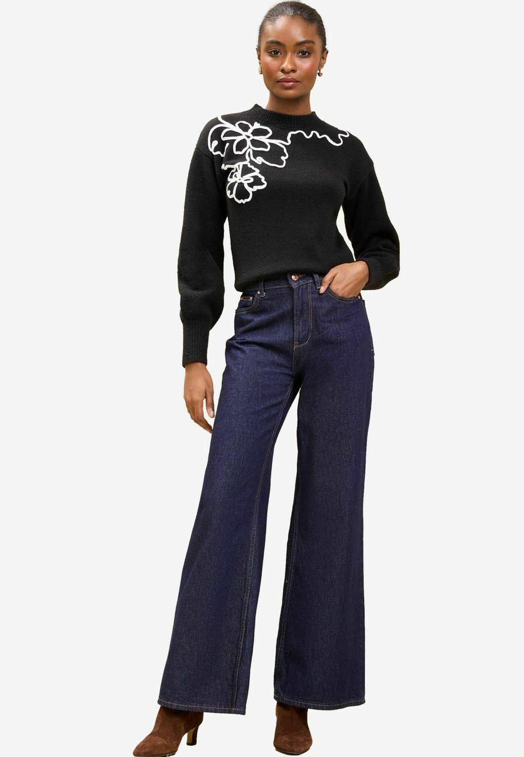 

Джемпер REGULAR FIT CORNELLI FLOWER DETAIL COSY Lipsy, черный