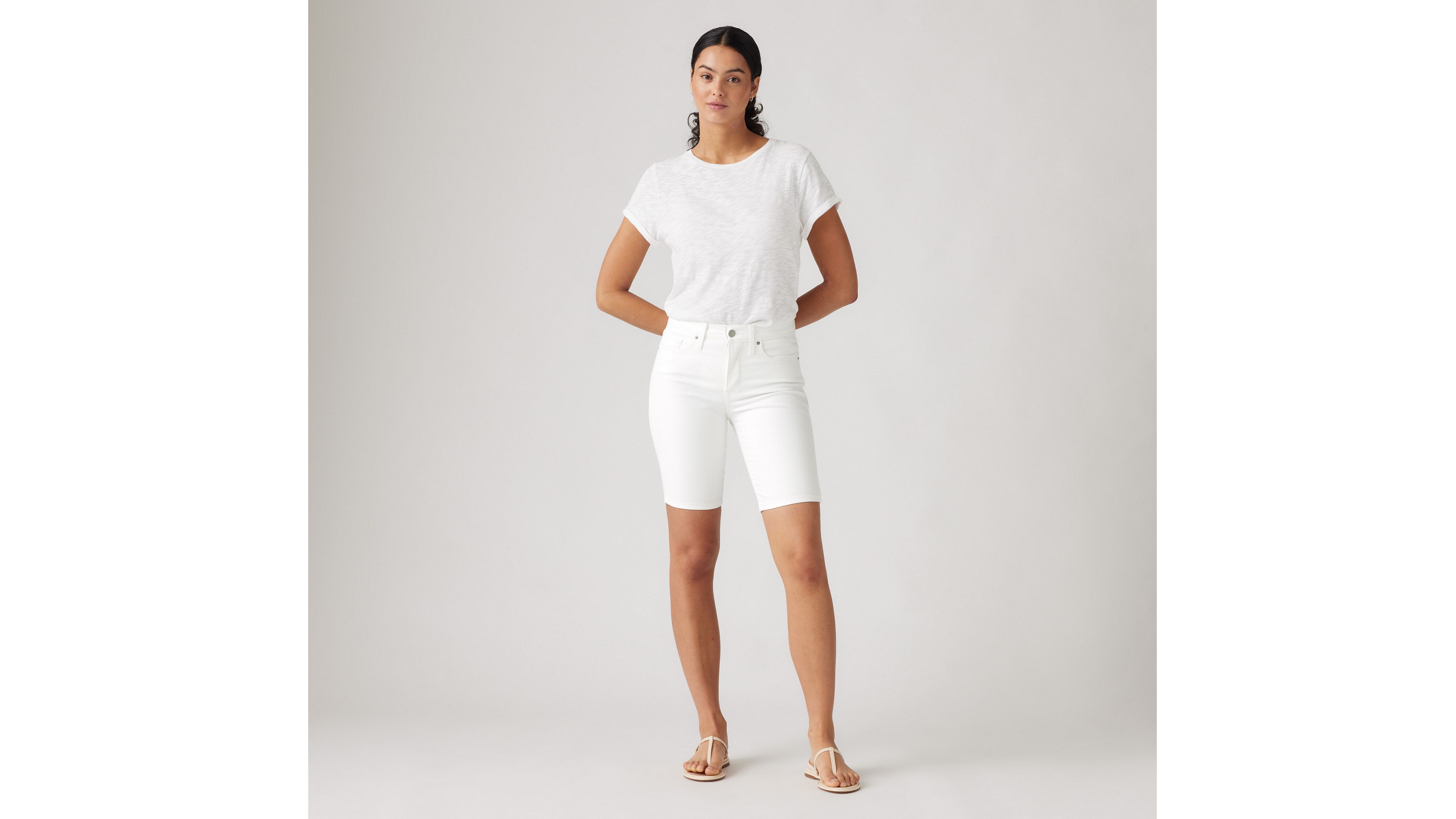 Формирующие женские шорты-бермуды Levi's, цвет Chalk White — фото 2