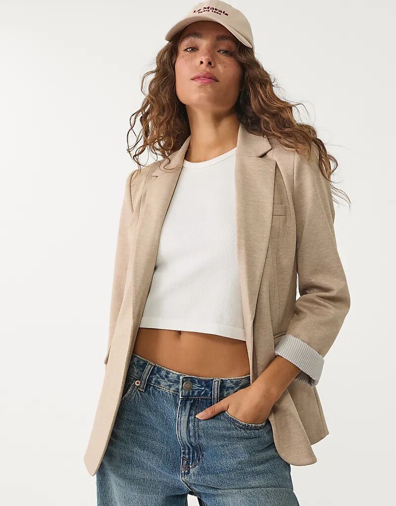 

Приталенный блейзер Stradivarius цвета экрю