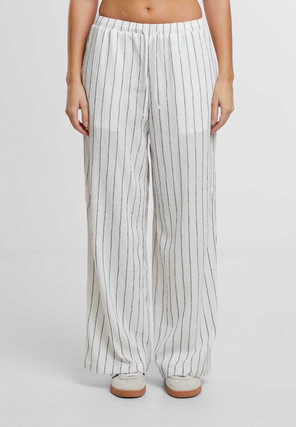

Брюки STRUCTURED STRIPED RELAXED FIT Urban Classics, белый