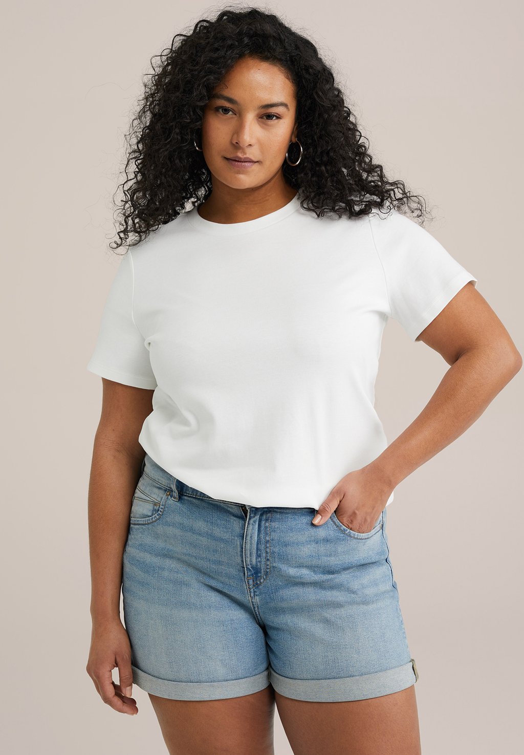 

Базовая футболка CURVE WE Fashion, белый