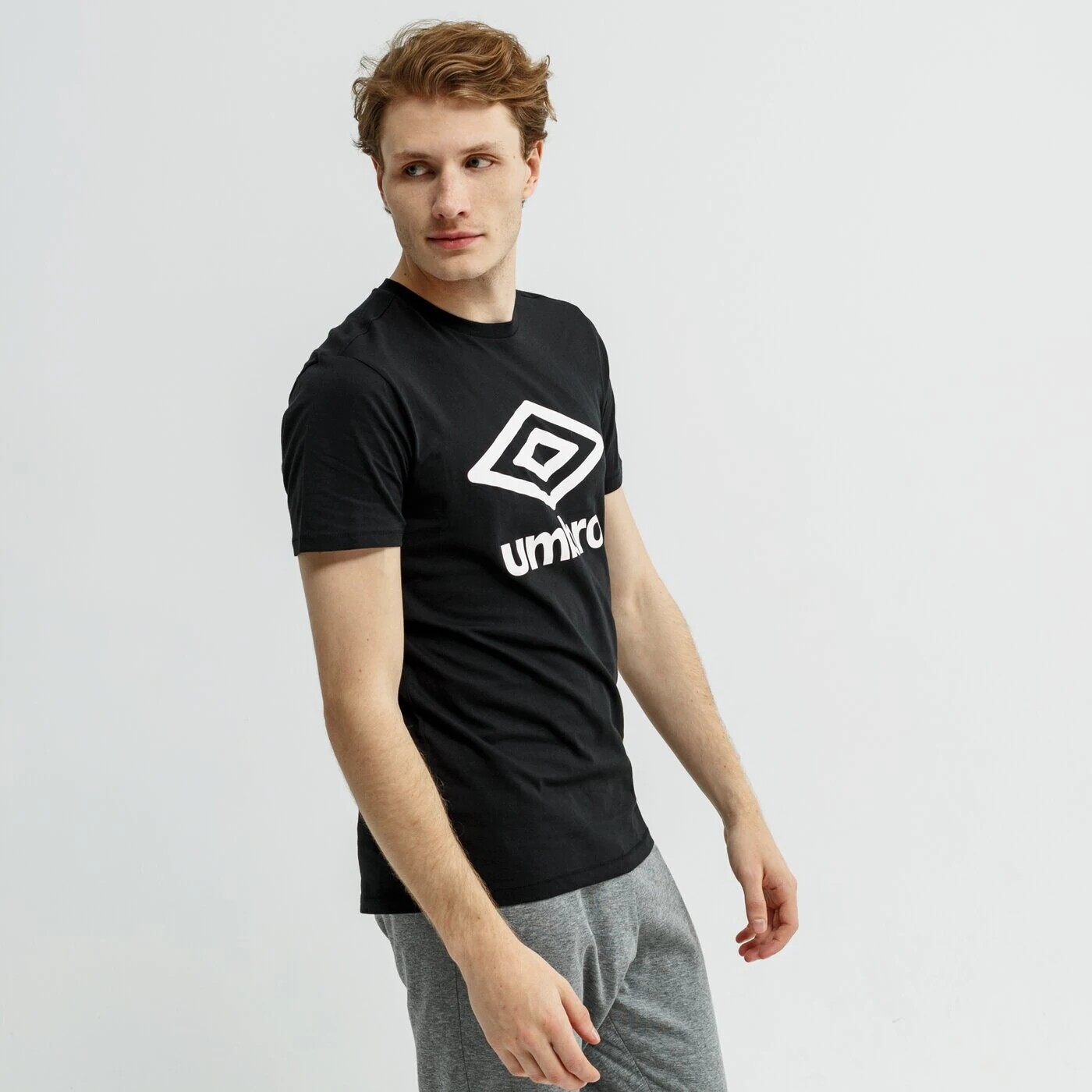 

Футболка Umbro с большим логотипом, черный