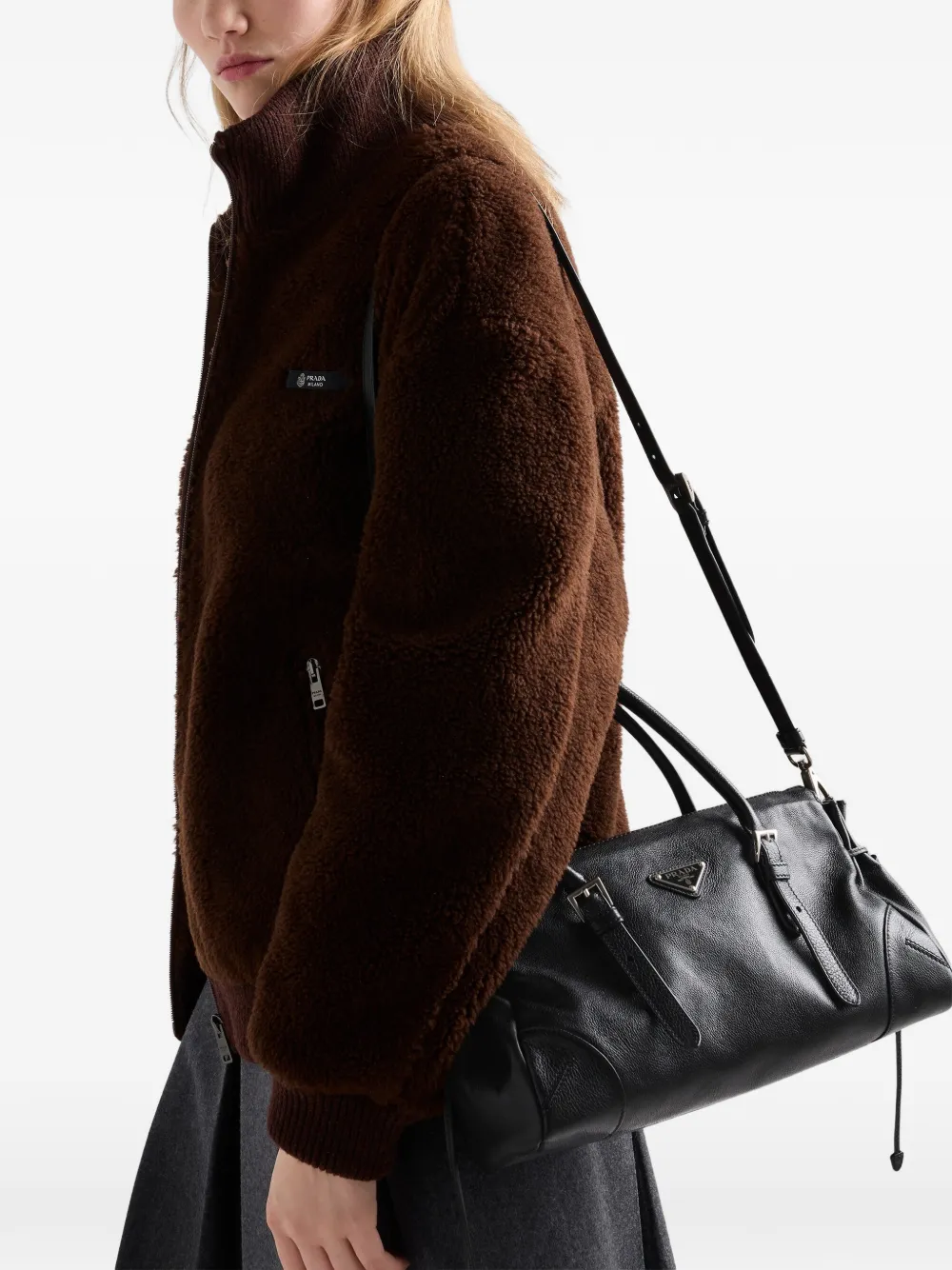 Сумка-тоут среднего размера из кожи с треугольным логотипом Prada, черный — фото 2