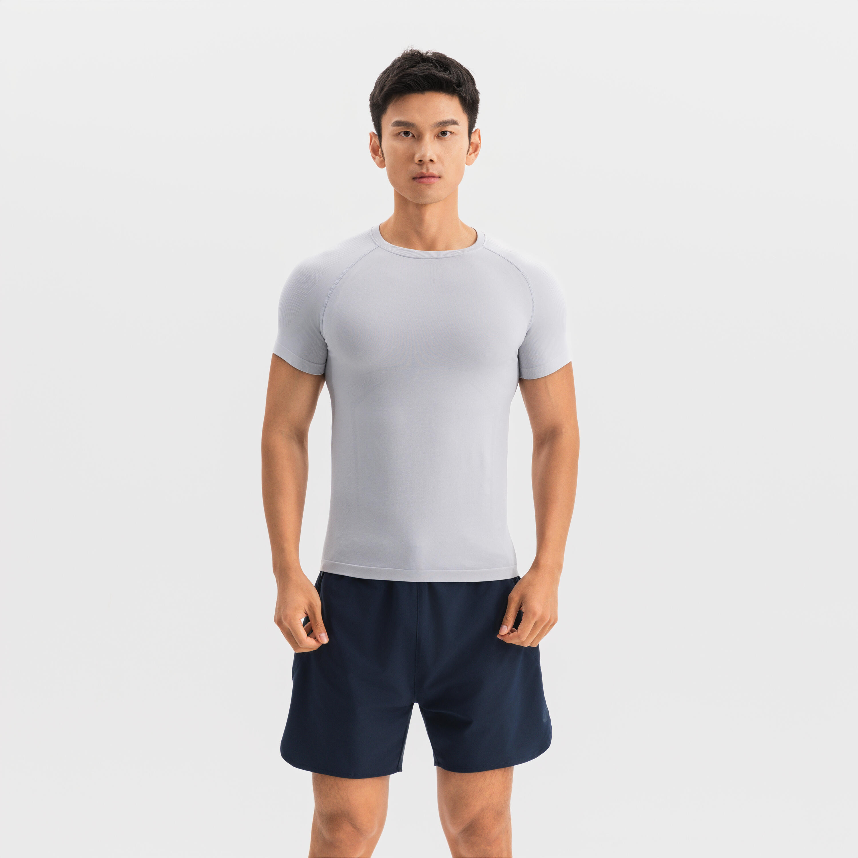 

Мужская облегающая футболка для силовых тренировок Domyos бесшовная — жемчужно-серый