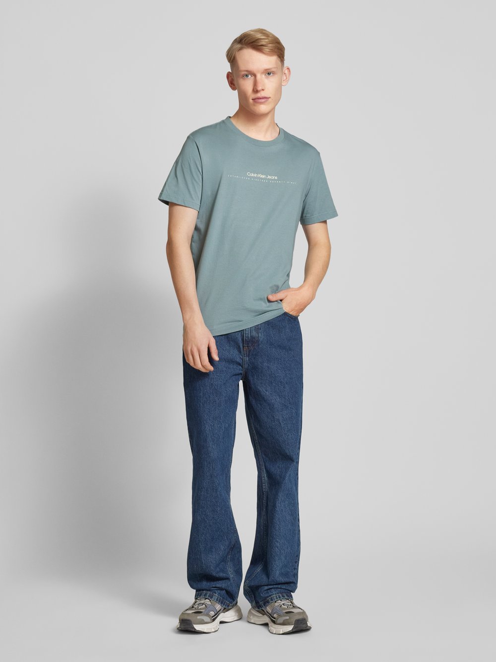 

Футболка с этикеткой Calvin Klein Jeans