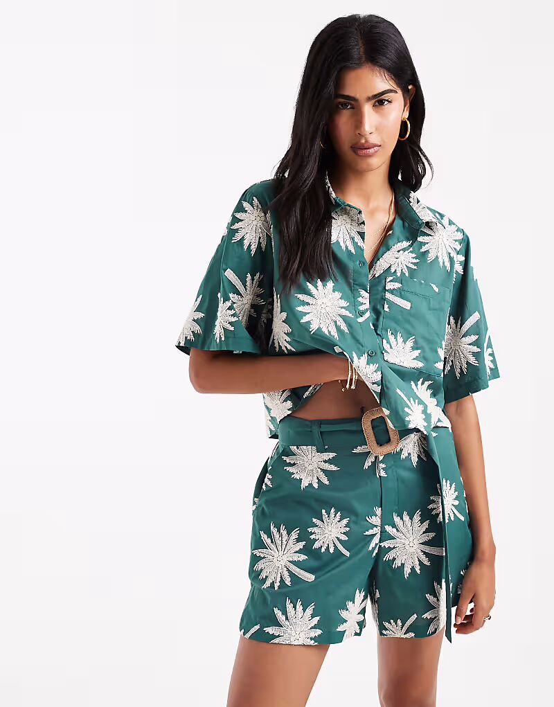 

Спортивные шорты с вышивкой и поясом зеленого цвета Asos Design