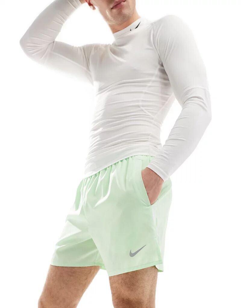 

Зеленые шорты Nike Dri-FIT Challenger размером 5 дюймов