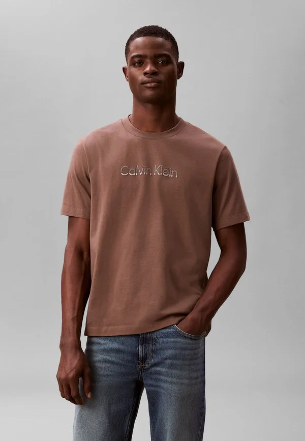 Футболка с графическим принтом в спортивном стиле Calvin Klein, Warm Oak