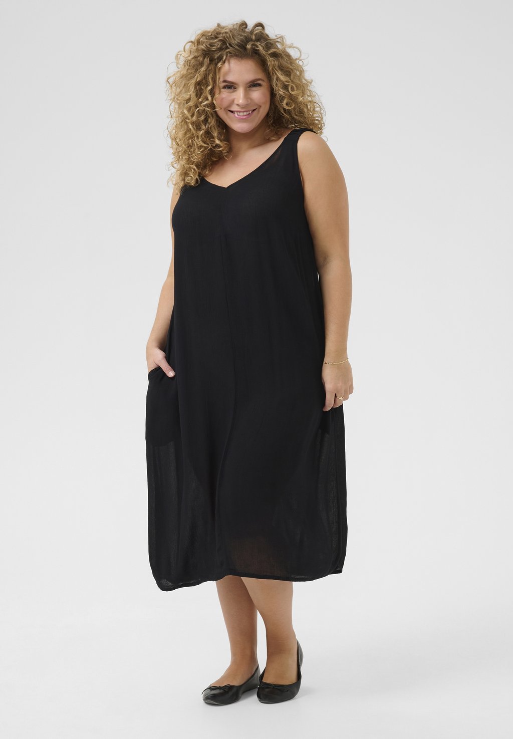 

Повседневное платье CAISY AMI SOLID Kaffe Curve, цвет Black Deep