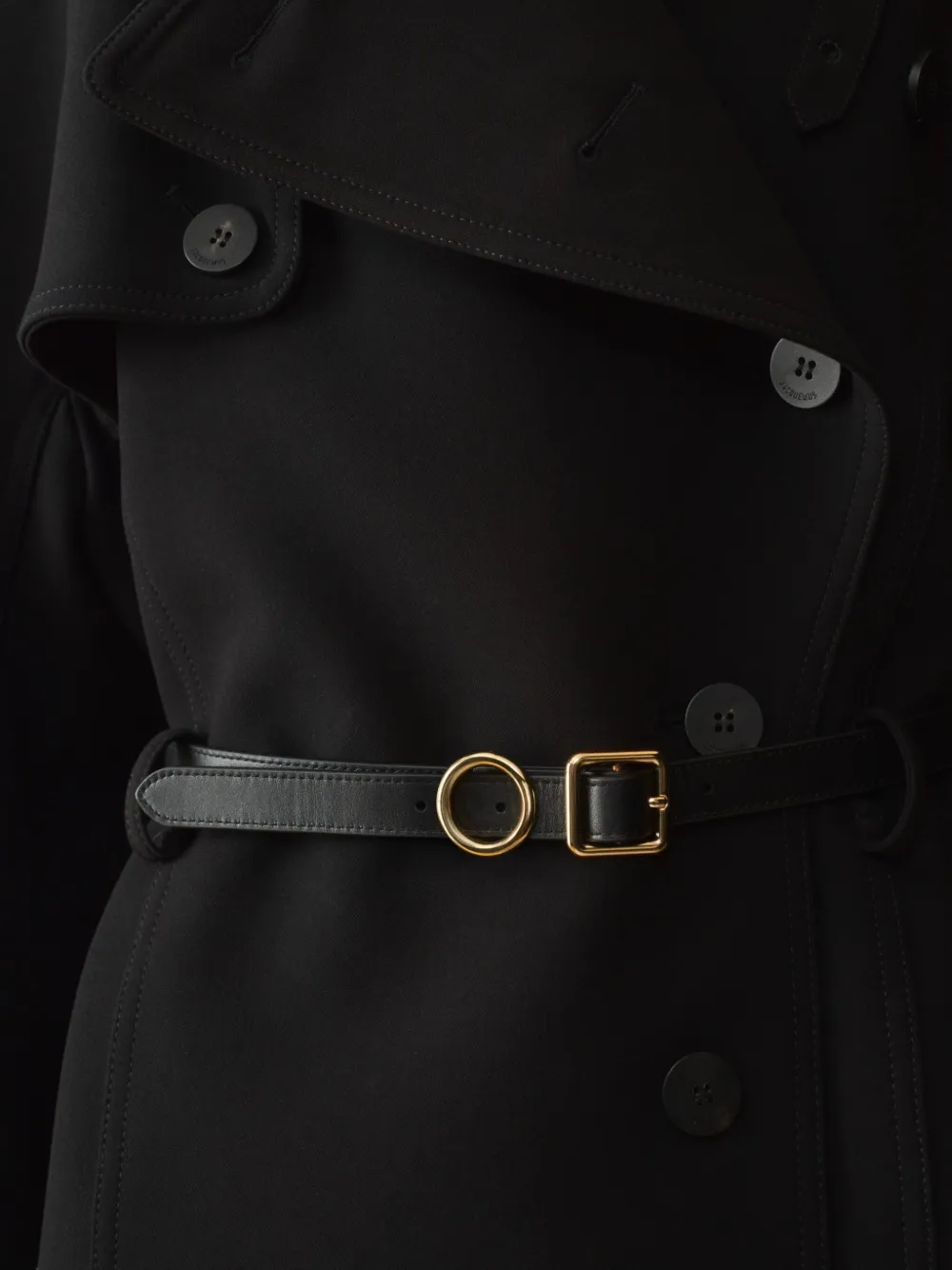 Ремень с пряжкой-кольцом золотистого цвета JACQUEMUS, черный — фото 3