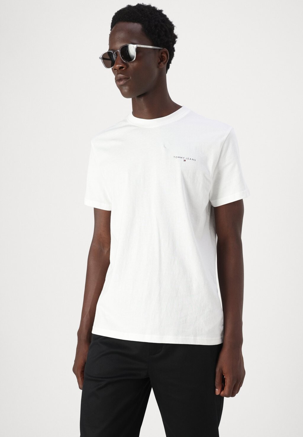 

Базовая футболка LINEAR CHEST TEE Tommy Jeans, молочный
