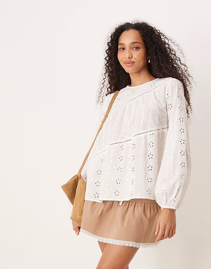 

Длинный топ ASOS DESIGN с комбинированной вышивкой и объемными рукавами белого цвета