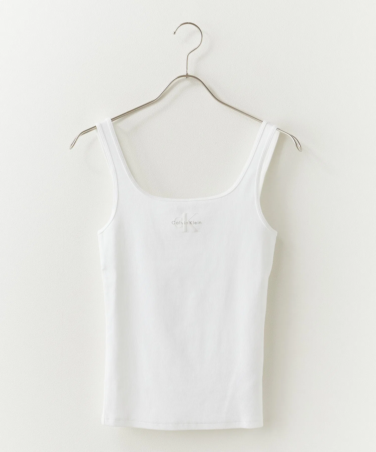 Calvin Klein MONOGRAM SCOOP NK RIB TANK Топ в рубчик, вырез-лодочка, квадратный вырез, коллекция Весна/Лето 2026 — фото 2