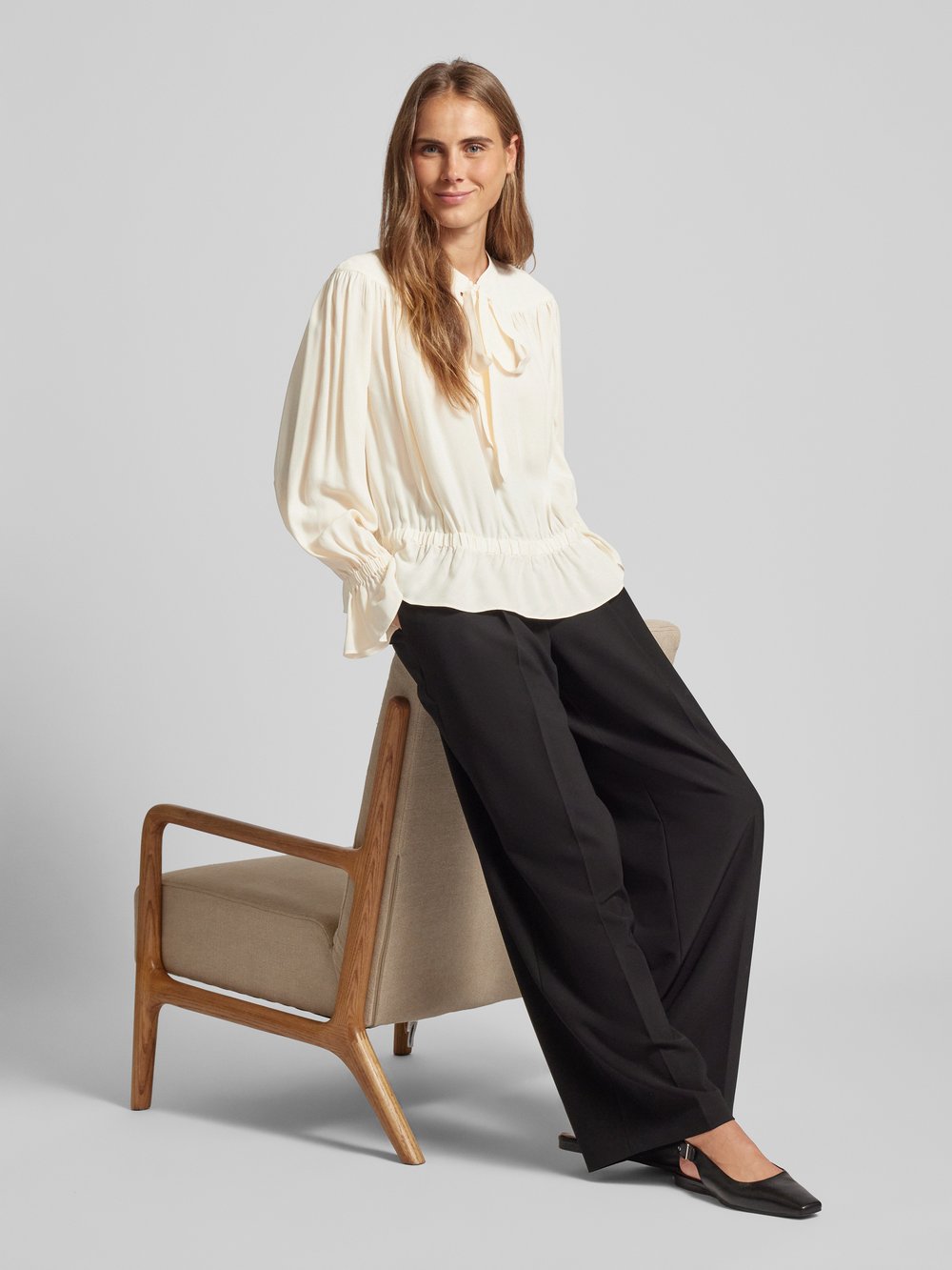 

Блузка с бантом из вискозы с эластичными манжетами THE KOOPLES, экрю