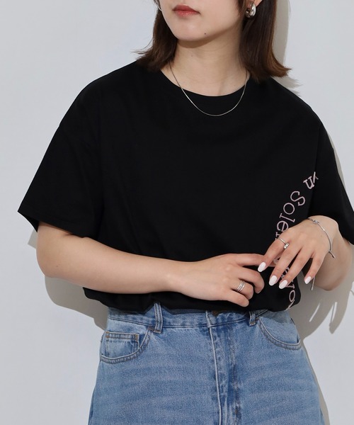 

Футболка с коротким рукавом, круглый вырез, принт BRODIAEA, черный