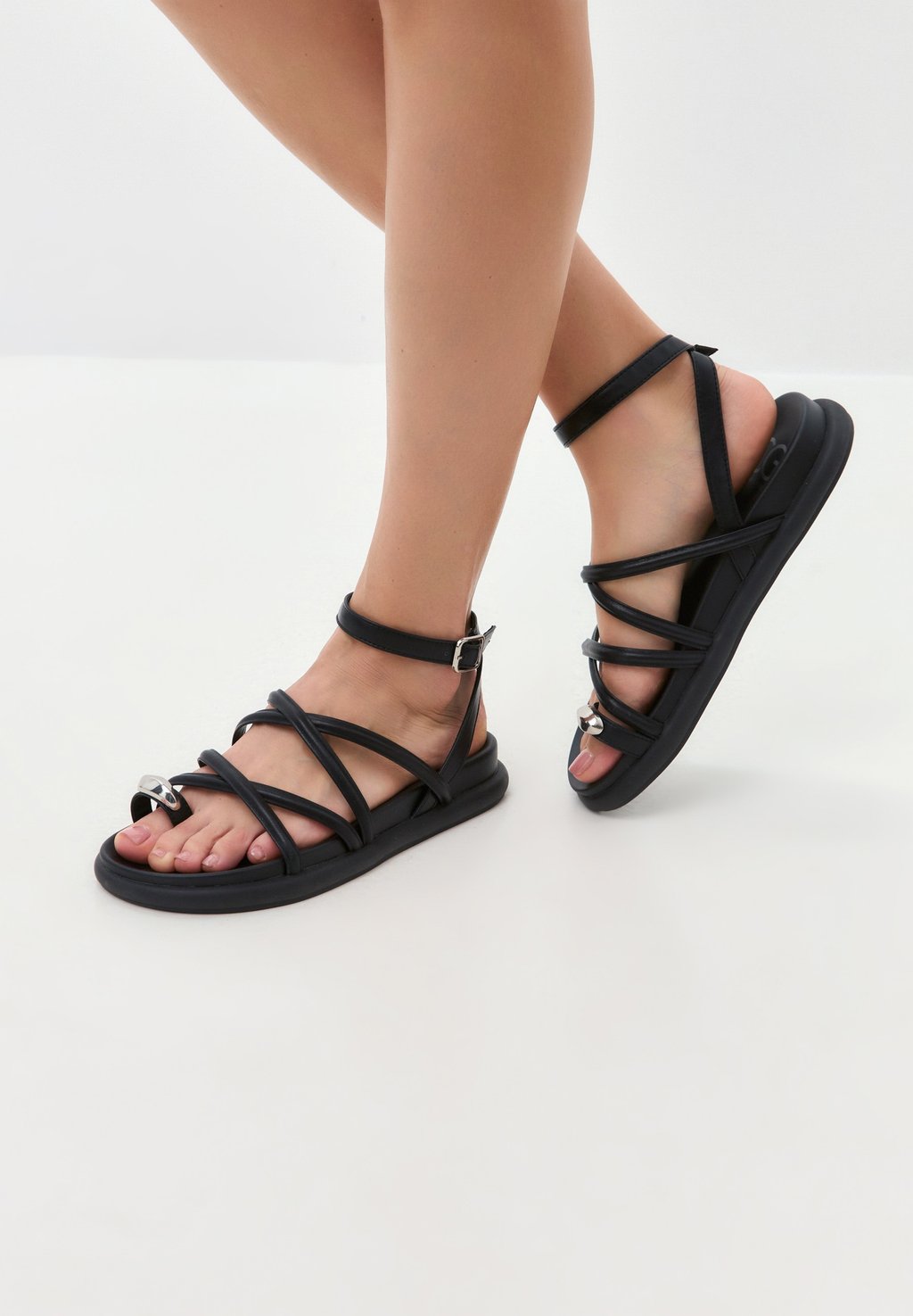 Сандалии с Т-образной застежкой STRAPPY – TOE RING Cesare Gaspari, черный