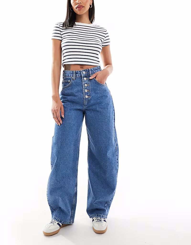 

Джинсы ASOS DESIGN Extreme Bowler с планкой на пуговицах в средне-синем цвете