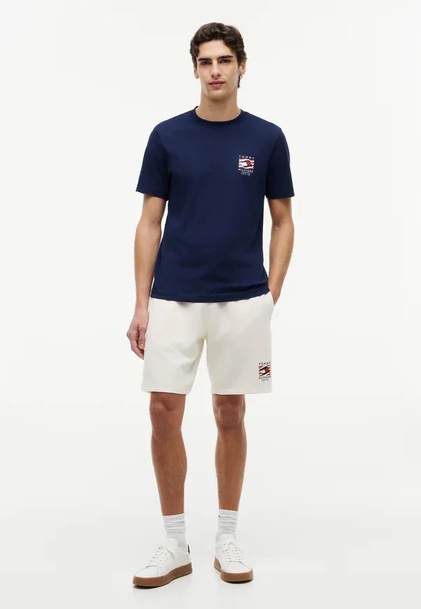 Футболка с принтом Americana graphic logo tee Tommy Hilfiger, угольно-синий — фото 2