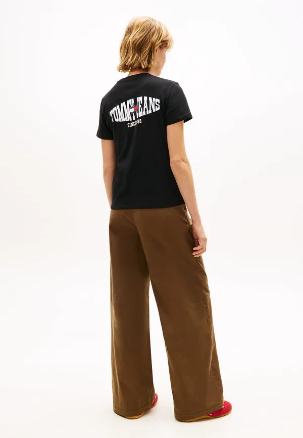 

Футболка с принтом в виде волнистого флага на спине. Tommy Jeans, Black, Черный, Футболка с принтом в виде волнистого флага на спине. Tommy Jeans, Black