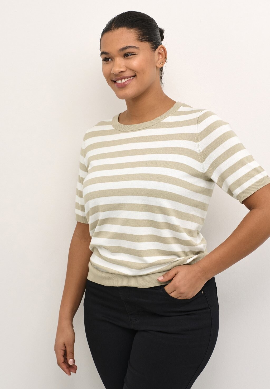 

Футболка с принтом MAJI SHORT SLEEVES Kaffe Curve, цвет feather grey chalk stripe