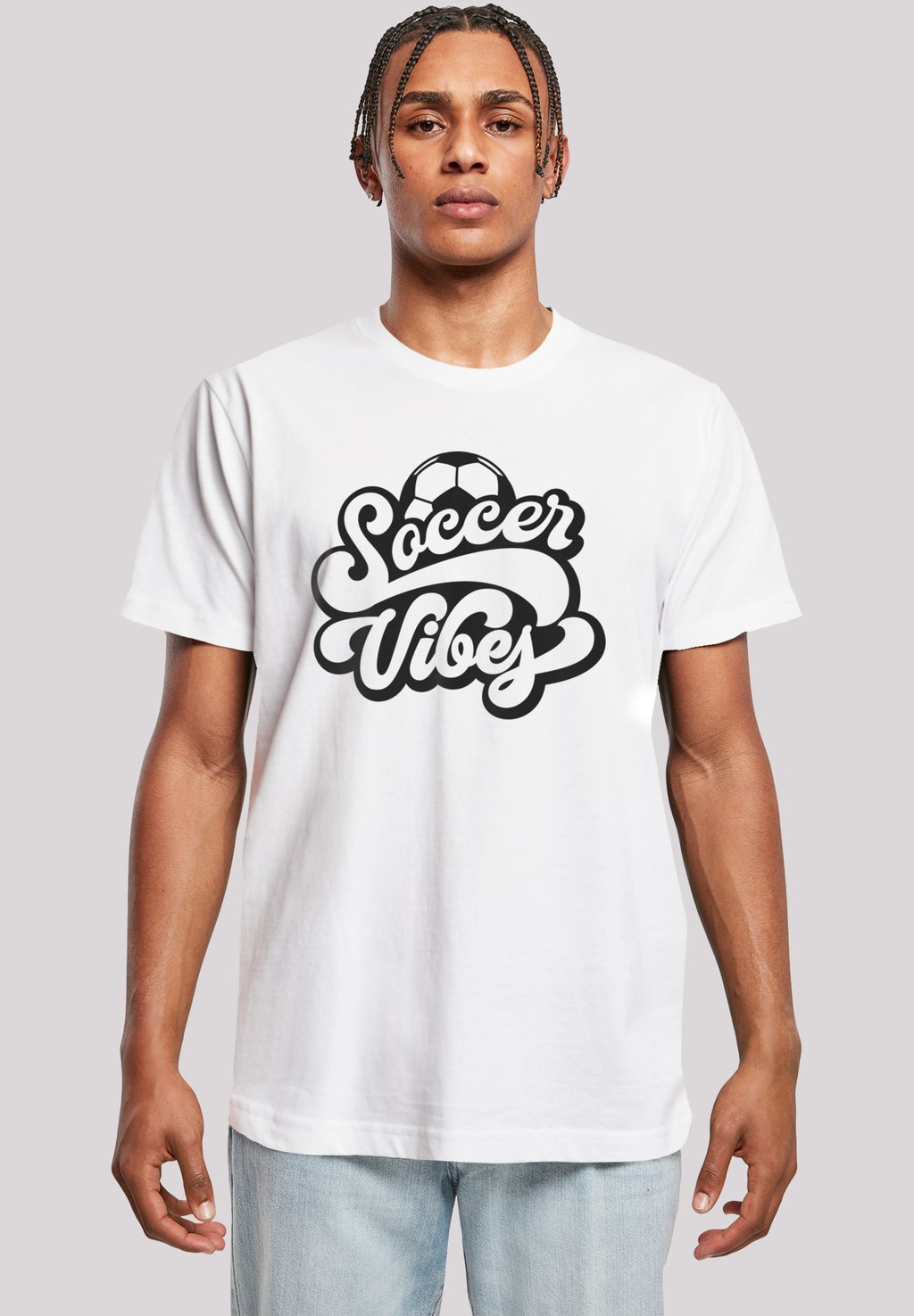 

Футболка с принтом SOCCER VIBES TYPOGRAPHY GRAPHIC F4NT4STIC, белый