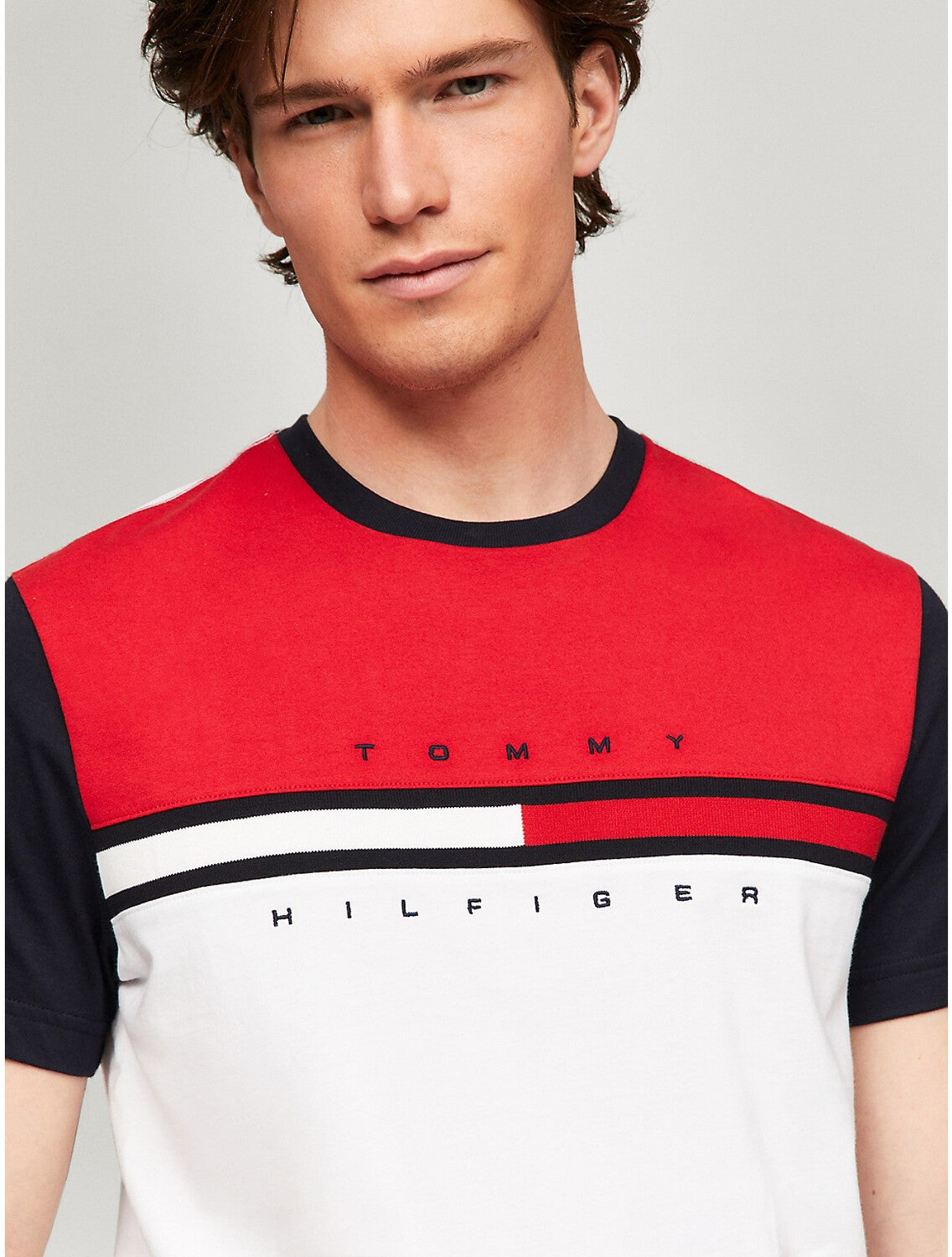 Мужская футболка с цветными блоками и полоской с логотипом Tommy Hilfiger, цвет Optic White Multi — фото 2