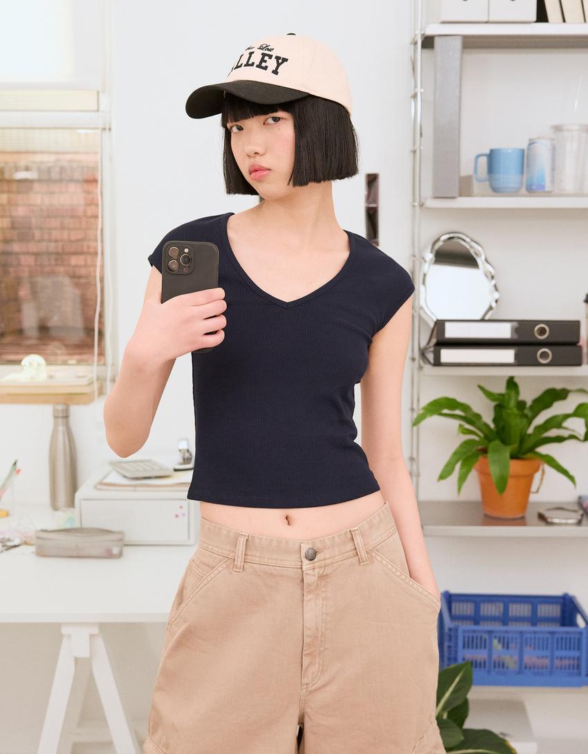 

Футболка с коротким рукавом и V-образным вырезом Bershka, синий