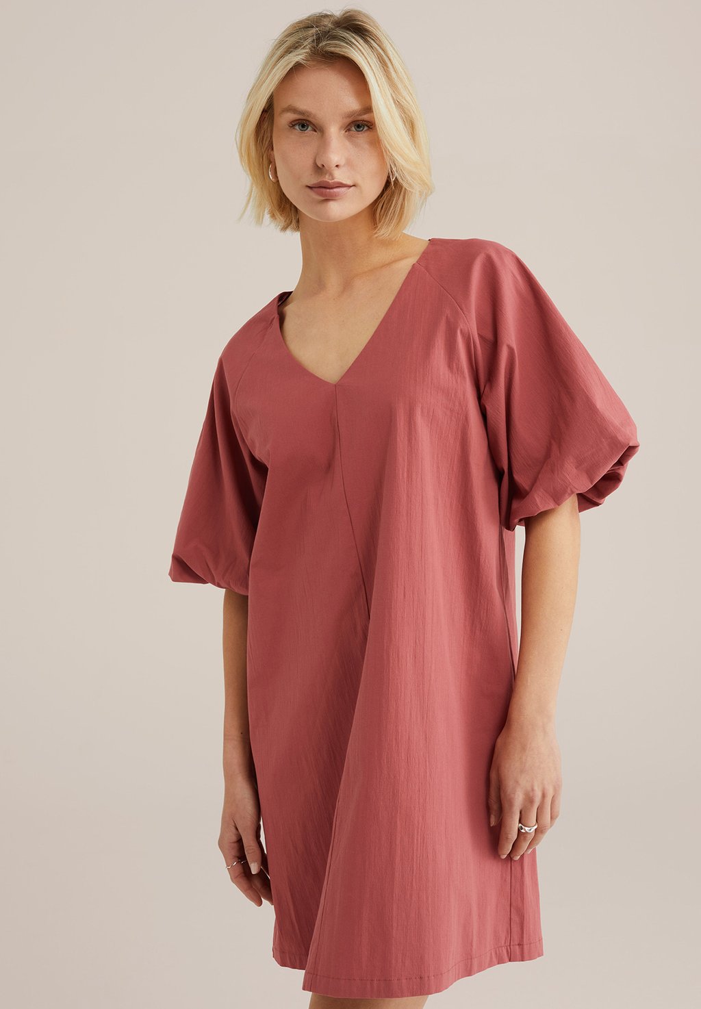 

Повседневное платье WE Fashion, светло-красный