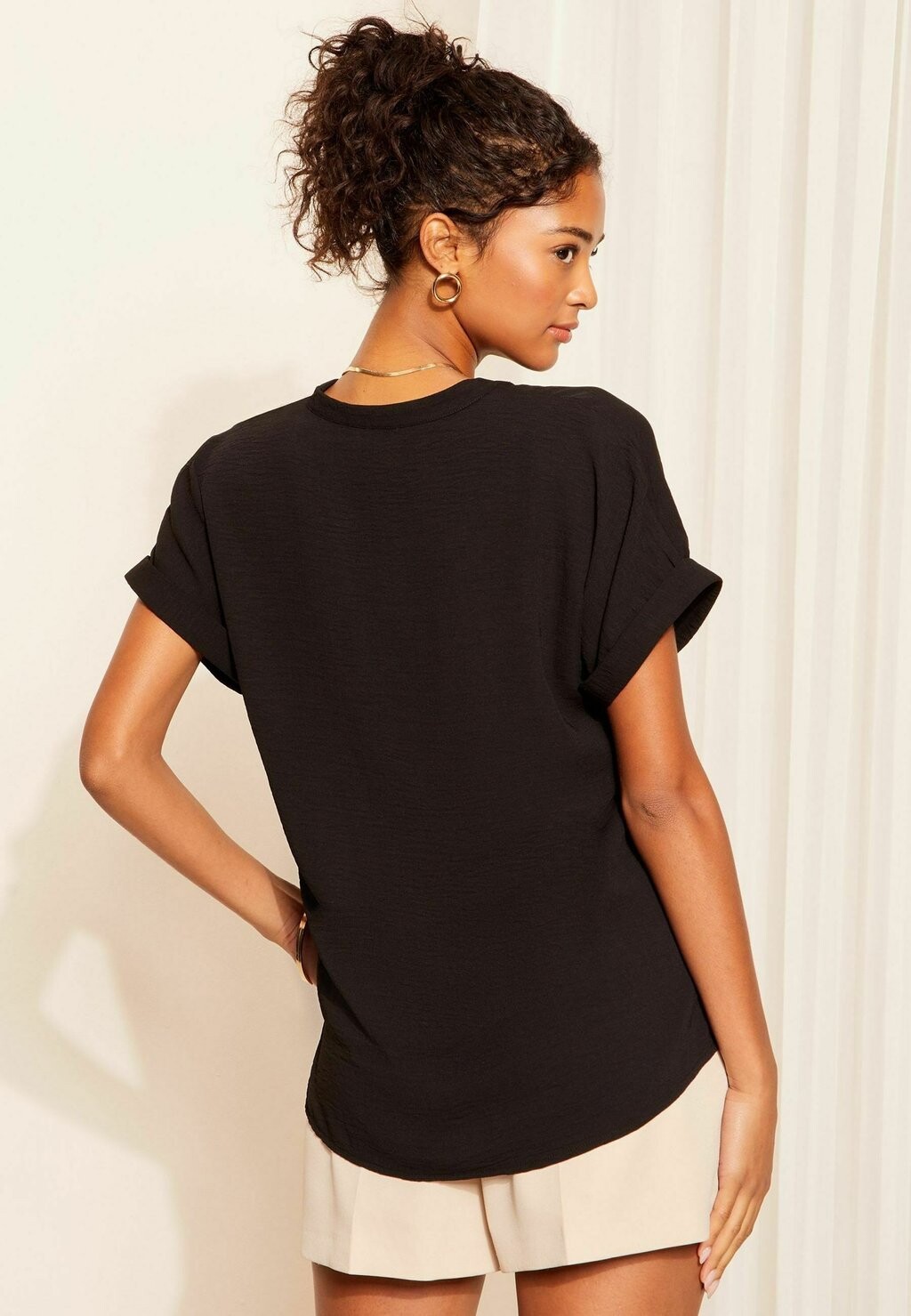 

Блуза V NECK ROLL SLEEVE BUTTON Friends Like These, черный