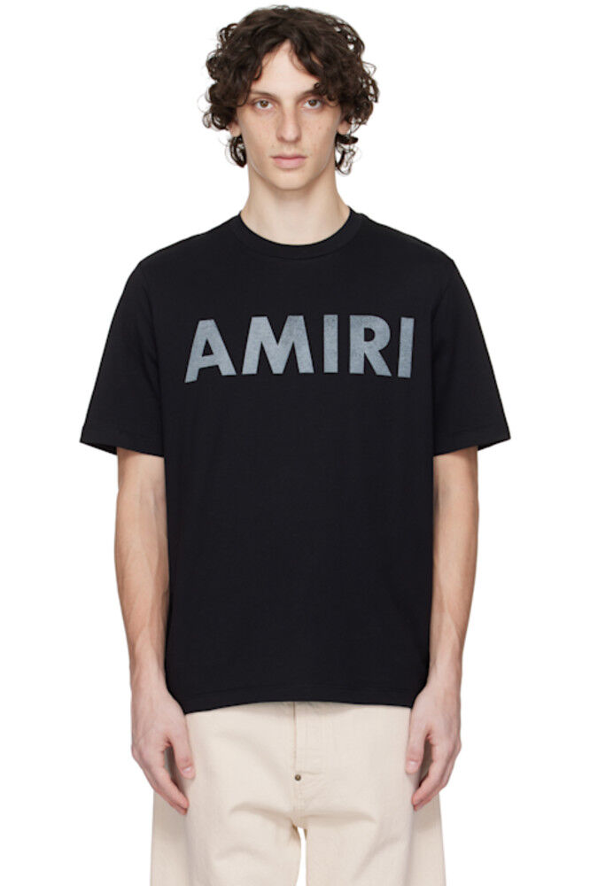

Черная футболка с трафаретом «Amiri»
