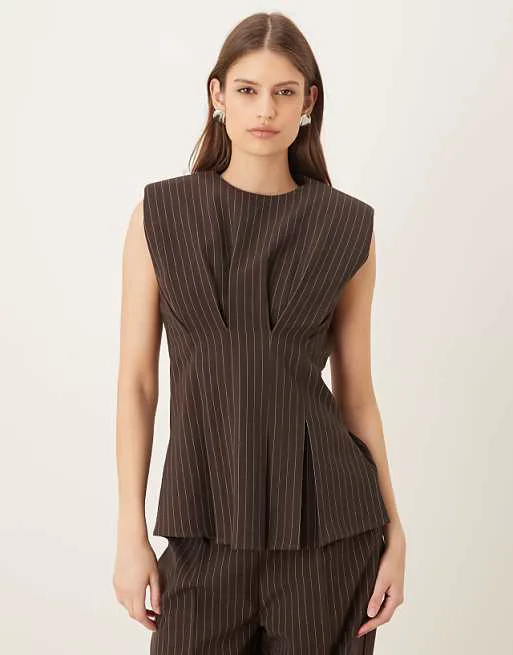 

Коричневая рубашка в тонкую полоску с баской на поясе Wanderdoll Blythe