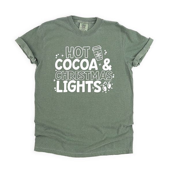 

Футболка garment dyed Hot cocoa and christmas lights Simply Sage Market, Moss, Зеленый, Футболка garment dyed Hot cocoa and christmas lights Simply Sage Market, Moss