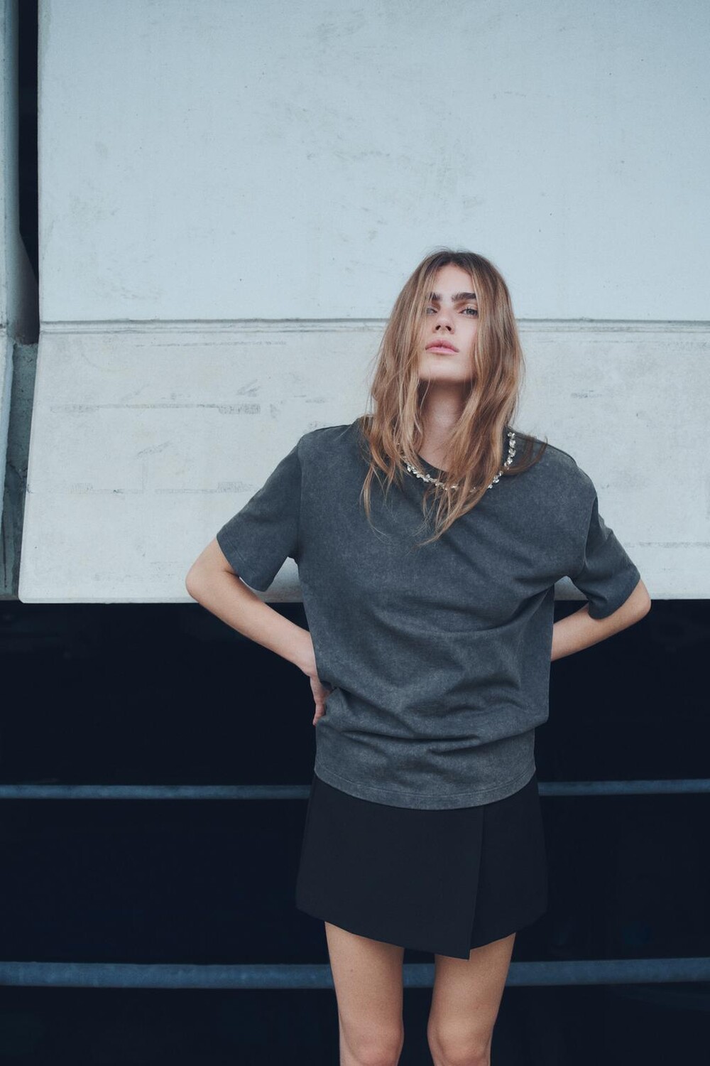 

Футболка с вытяженным эффектом со стразами ZARA, темно-серый