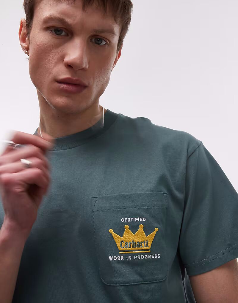 

Футболка Carhartt WIP с графическим принтом на кармане в короне зеленого цвета