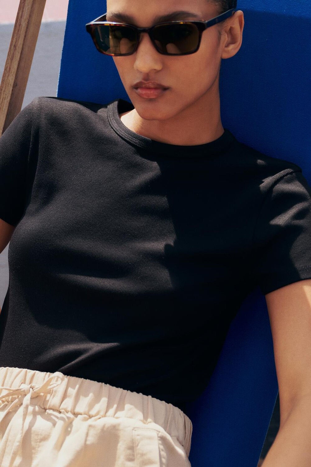 

Футболка с короткими рукавами в ребруску ZARA, черный