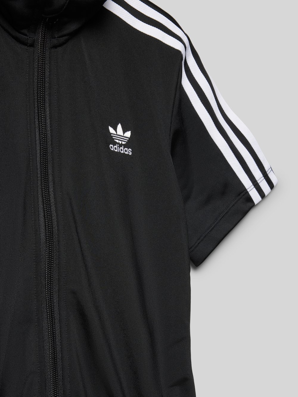 

Платье-футболка с карманами на молнии adidas Originals, черный