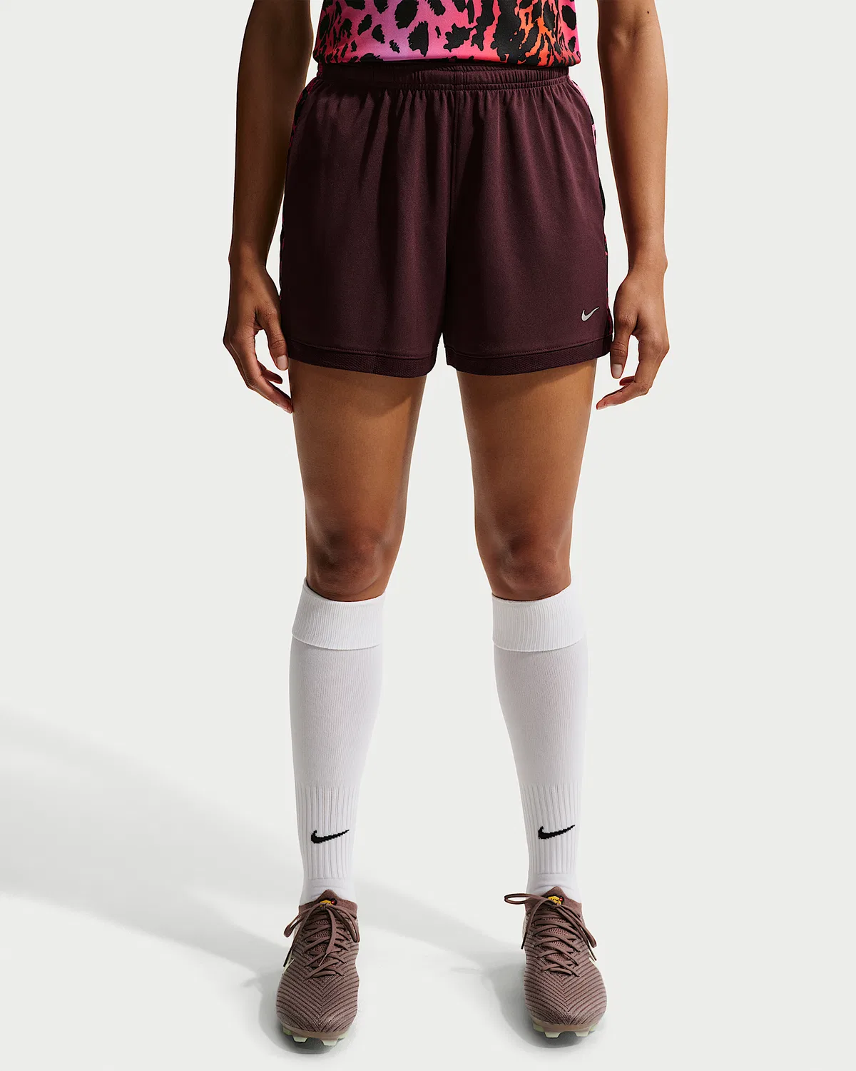 Женские футбольные шорты Nike United Academy Dri-FIT, Burgundy Crush/Multi-Color/Metallic Silver — фото 2