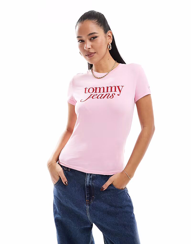 

Футболка Tommy Jeans с ретро-надписью для малышей в розово-красных тонах