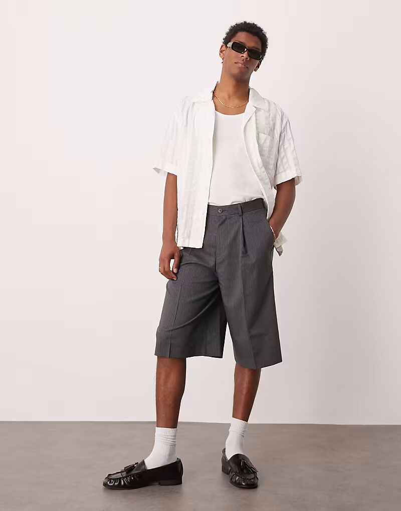 

Элегантные свободные шорты-бермуды ASOS DESIGN со складкой спереди в тонкую полоску угольного цвета