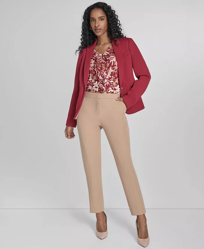 

Женский блейзер на одной пуговице, топ с цветочным принтом и комбинированными материалами, а также узкие брюки Sloane длиной до щиколотки Tommy Hilfiger, синий