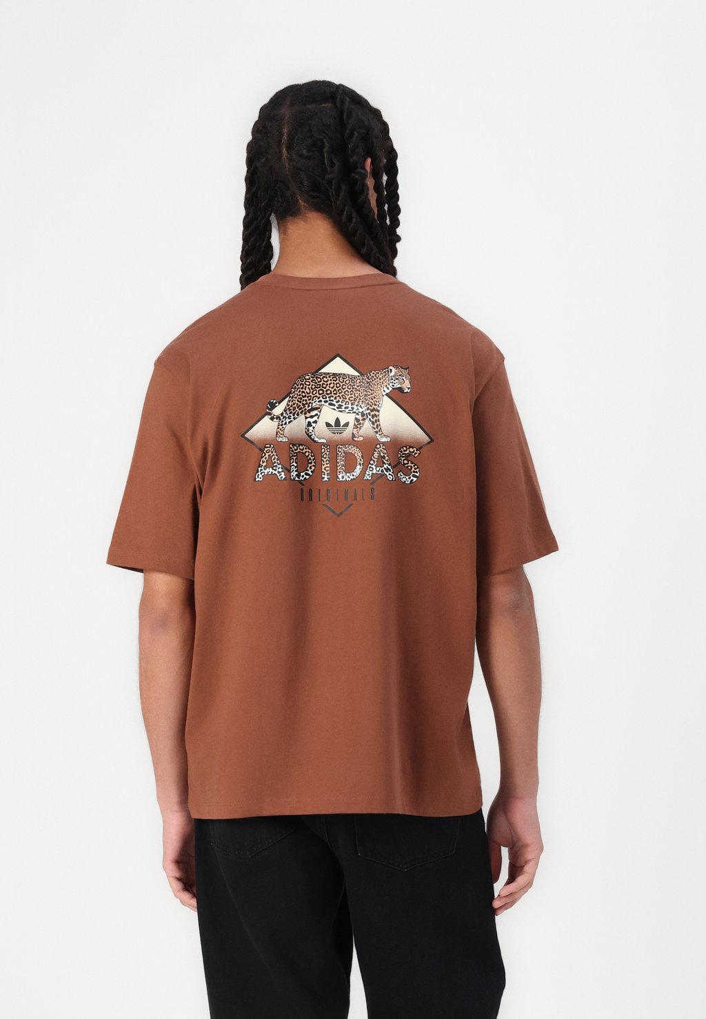 

Футболка с принтом LEO GRAPHIC TEE adidas Originals, светло-коричневый