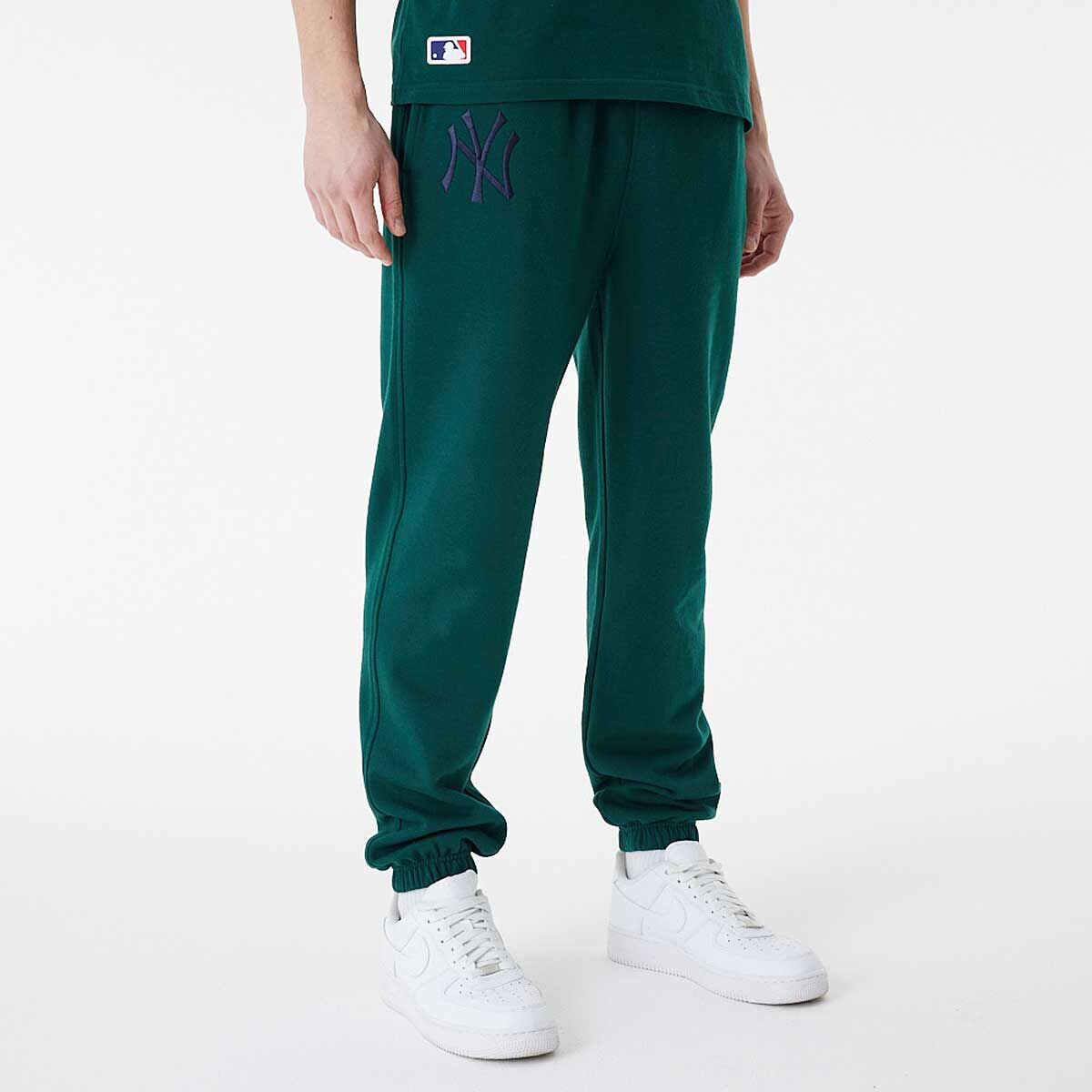 

Тренировочные брюки MLB NEW YORK YANKEES LEAGUE ESSENTIALS JOGGER New Era, цвет Grün