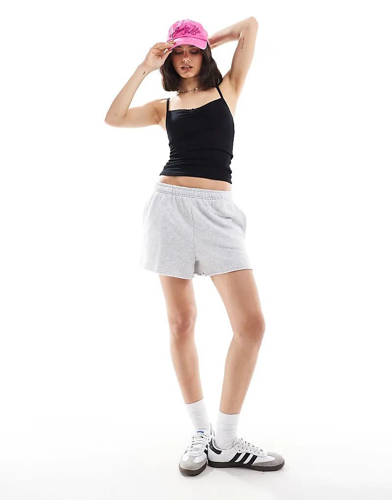 

Классические мини-шорты из флиса Cotton On мягкого серо-меланжевого цвета — часть комплекта. Cotton:On